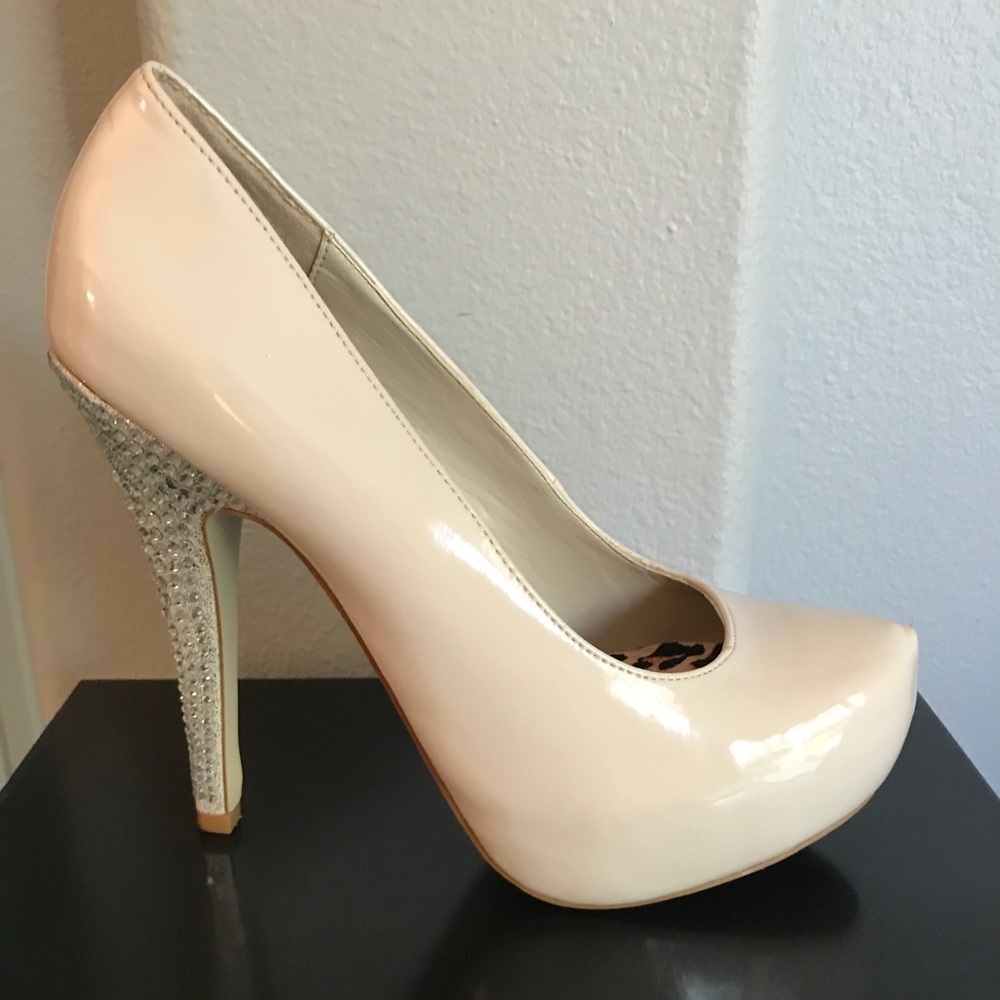 Shoe dazzle cream pumps size 8